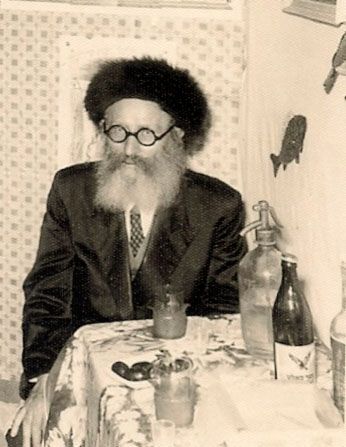 ר יצחק-מאיר-קורמן-בסוכה.jpg